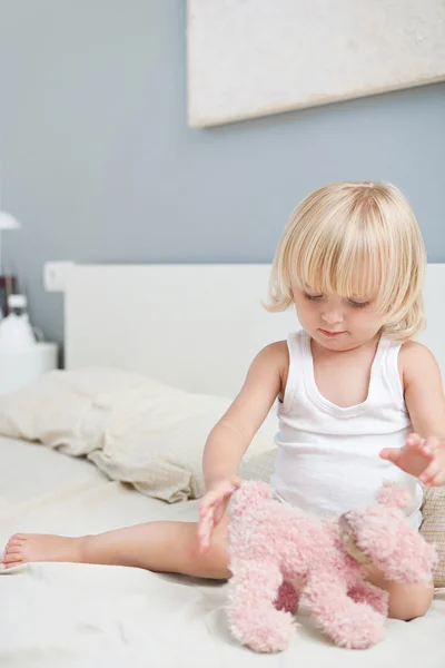 Criança menina criança brincando com brinquedo — Fotografia de Stock