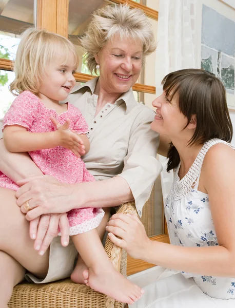 Generationer familj på en vit soffa — Stockfoto