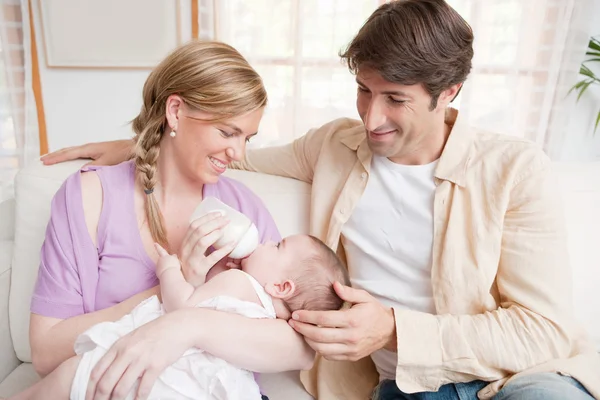 Föräldrar utfodring deras nya baby girl — Stockfoto