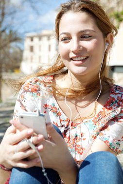 Akıllı telefon kullanan bir kadın.