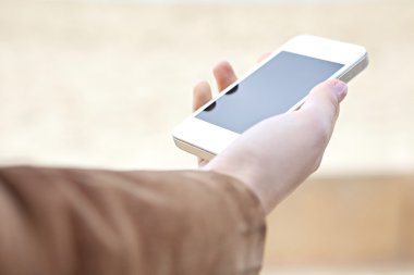 modern bir akıllı telefon tutarak kadın eli