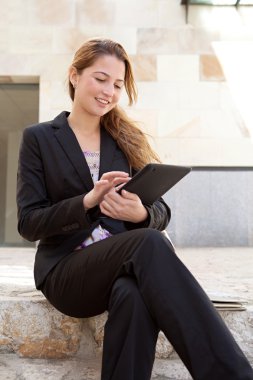 Dijital tablet kullanan iş kadını