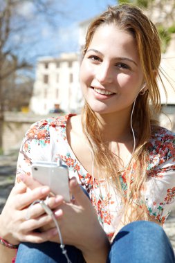 Akıllı telefon kullanan bir kadın.