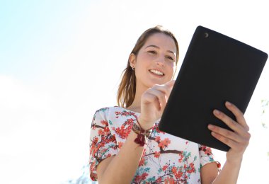 Dijital tablet kullanan kadın