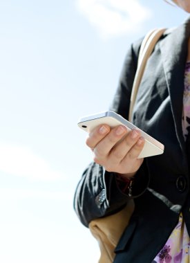 İş kadını akıllı telefon kullanıyor.