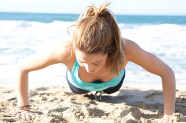 Sahilde Push ups egzersizleri yapıyor kadın