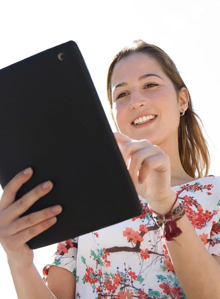 Mulher usando um tablet digital — Fotografia de Stock