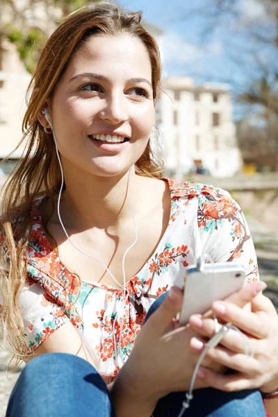 Femme utilisant un smartphone — Photo