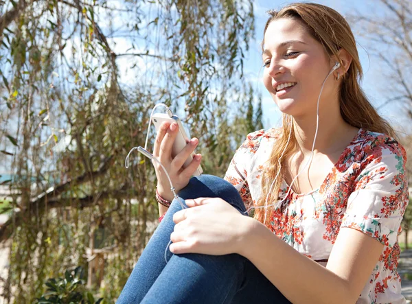 Mulher usando um smartphone — Fotografia de Stock