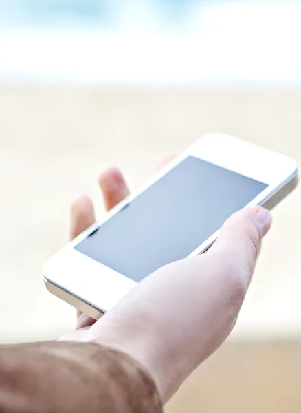 Brazo y mano de mujer sosteniendo un teléfono inteligente moderno — Foto de Stock