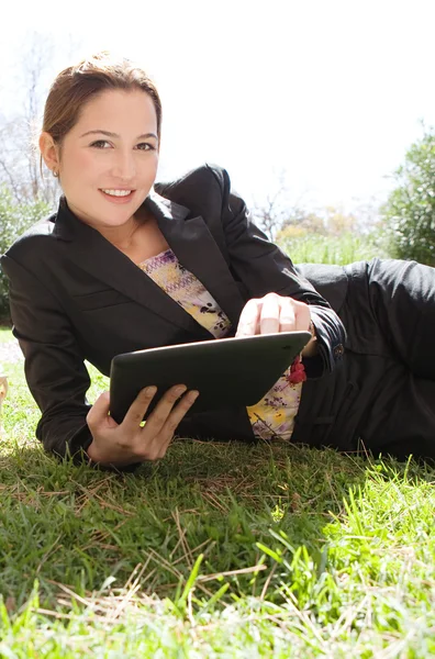 Mujer acostada sobre hierba verde — Foto de Stock