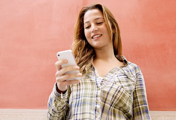 Frau hält Smartphone in der Hand — Stockfoto