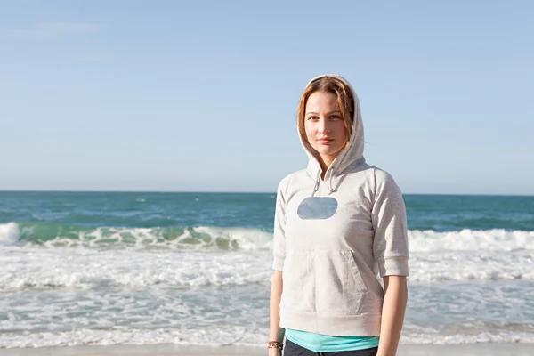 Vrouw stond op een strand — Stockfoto