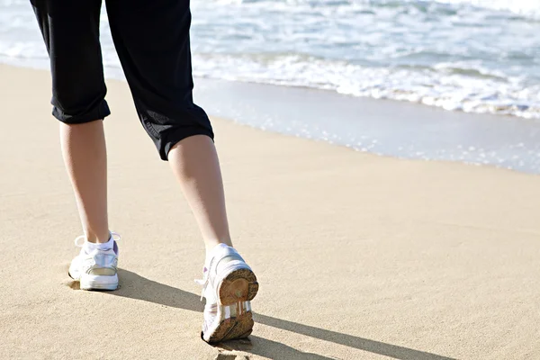 Kvinnans ben och fötter som går längs havet — 图库照片