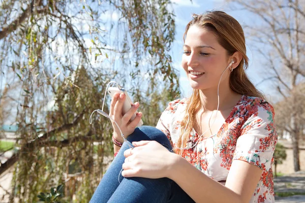 Woman using a smartphone — Stock Photo, Image
