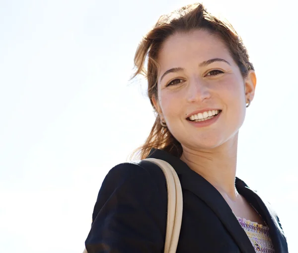 Mujer con chaqueta de traje negro — Foto de Stock