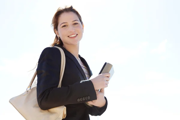 Femme d'affaires portant des dossiers de travail — Photo