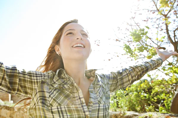 Femme appréciant le soleil — Photo