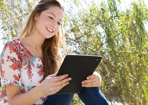 Kvinna med hjälp av en digital tablett — Stockfoto