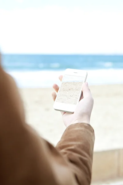 Brazo y mano de mujer sosteniendo un teléfono inteligente moderno — Foto de Stock