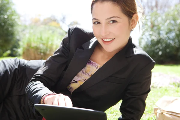 Mujer acostada sobre hierba verde Imagen De Stock