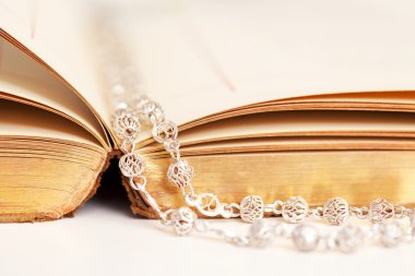 İncil kitap açık