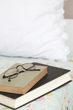döşeme üzerinde kitap okuma gözlükleri