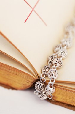 İncil kitap ile gümüş boncuk tespih