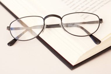 döşeme üzerinde kitap okuma gözlükleri
