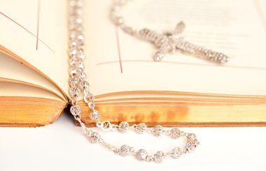 İncil kitap ile Gümüş Tespihler