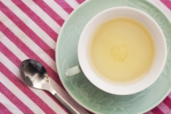 Tazza di tè e piattino su una cucina — Foto Stock