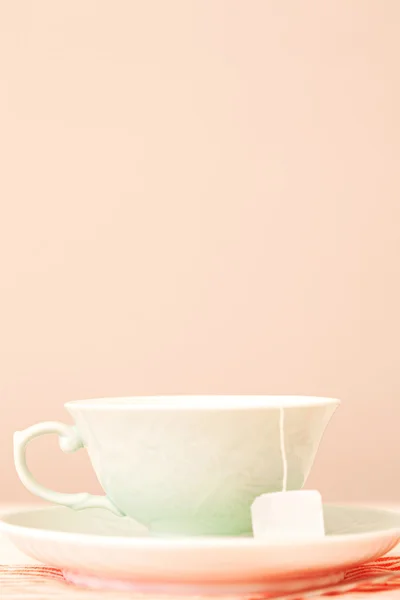 Beker van hete thee in een delicate groene porseleinen kopje — Stockfoto