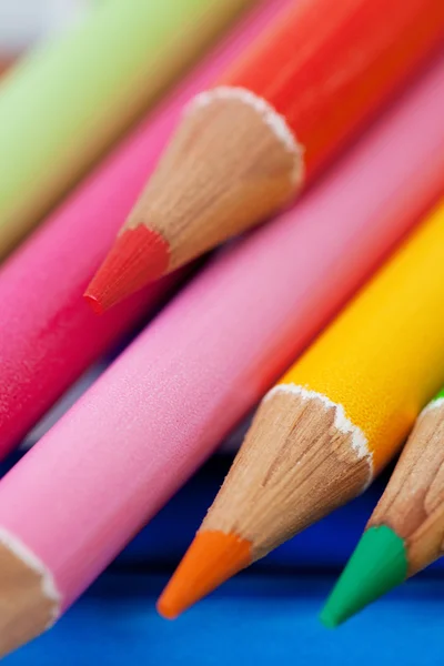 Bande de crayons d'art scolaire colorés — Photo