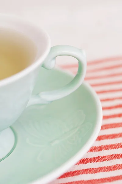 Tasse heißen Tee in einer zarten grünen Porzellantasse — Stockfoto