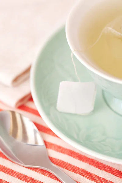 Xícara de chá quente em um delicado copo de porcelana verde — Fotografia de Stock