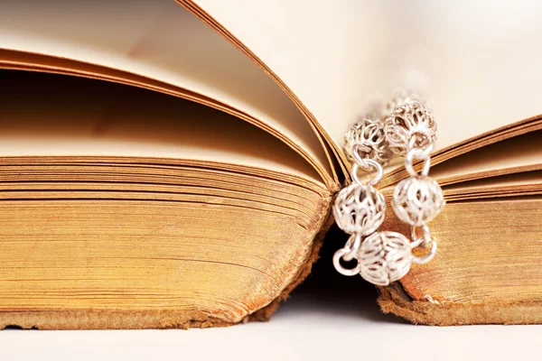 Libro della Bibbia con rosario in perle d'argento — Foto Stock