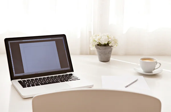 Interior da mesa de trabalho com computador portátil — Fotografia de Stock