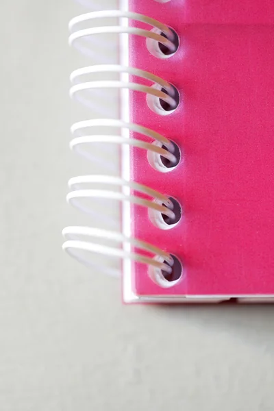 Ярко-розовая школьная тетрадь — стоковое фото