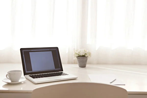 Interno della scrivania con un computer portatile — Foto Stock