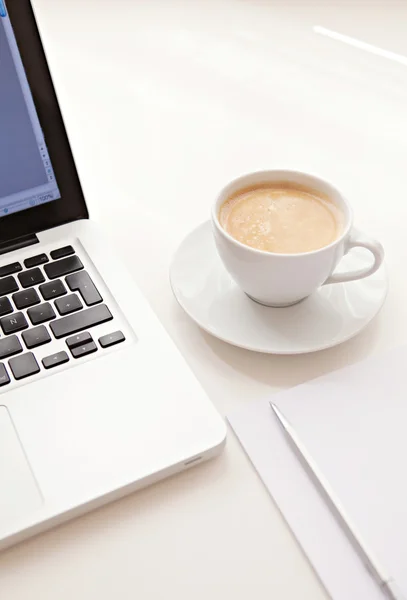 Interior da mesa de trabalho com computador portátil — Fotografia de Stock