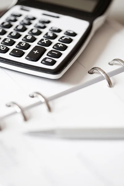 Pluma de plata y una calculadora de matemáticas — Foto de Stock