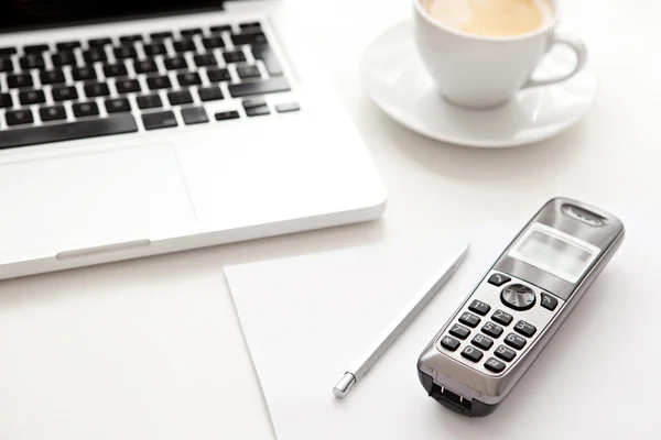 Mesa de trabalho com um computador portátil — Fotografia de Stock