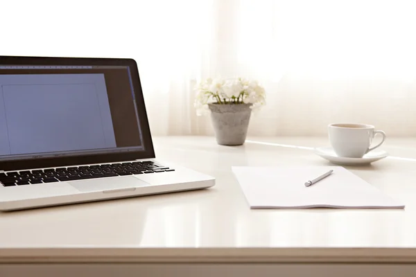 Interno della scrivania con un computer portatile — Foto Stock