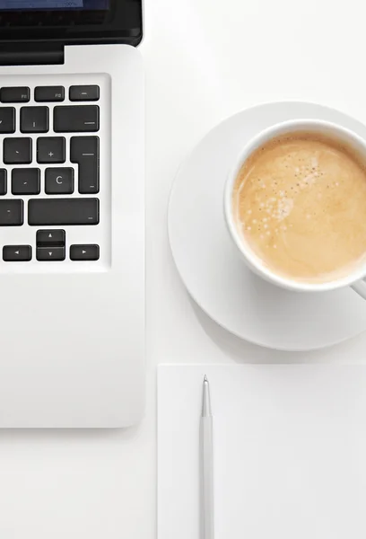 Werk bureau interieur met een laptopcomputer — Stockfoto