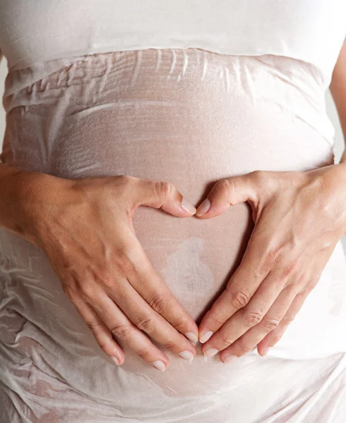 Kobieta w ciąży na sobie suknię tkaniny bawełna mokre — Zdjęcie stockowe