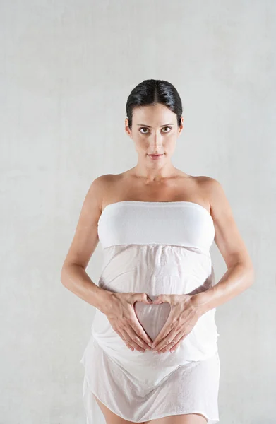 Aantrekkelijke zwangere vrouw — Stockfoto