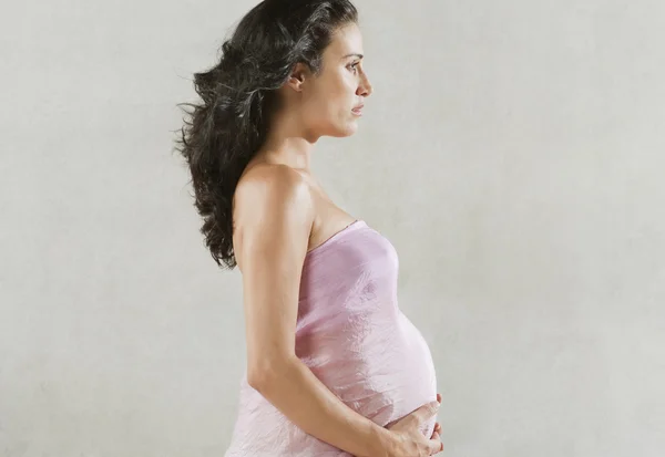 Atraktivní těhotná žena — Stock fotografie