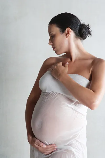 Aantrekkelijke zwangere vrouw — Stockfoto