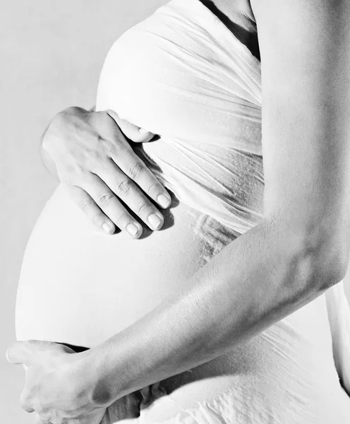 Mulher grávida segurando sua barriga — Fotografia de Stock