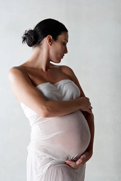 Donna incinta attraente — Foto Stock